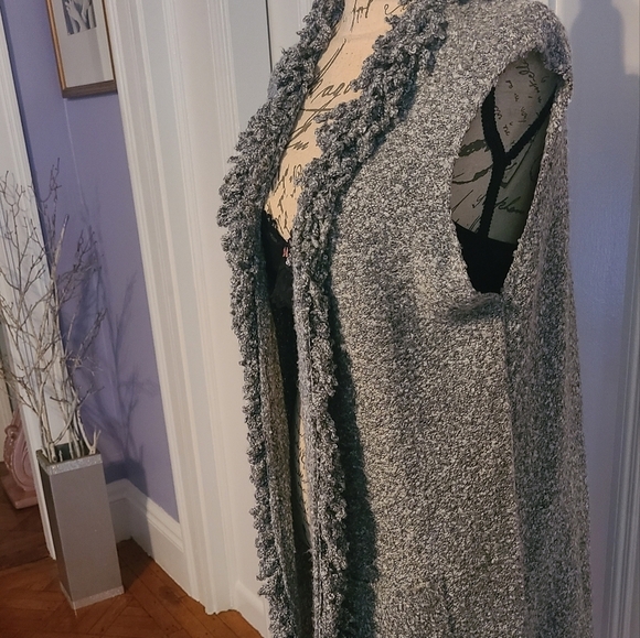 HP🔥🔥Gorgeous Grey Fuzzy Sweater vest/cardigan NWOT - Picture 10 of 16